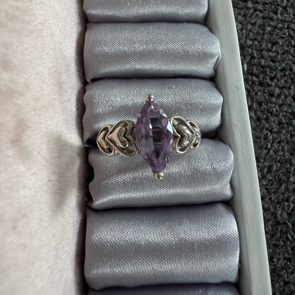 Elegant 925 Sterling Silver and genuine Amethyst heart ring. - Picture 7 of 15